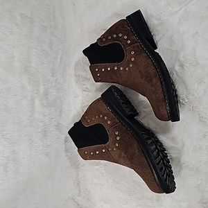 Seven7 Romanoff Size 6 Metallic Stud Suede Waterproof Ankle Boot